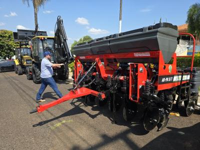 Nova Laranjeiras recebe novos equipamentos para agricultura e infraestrutura